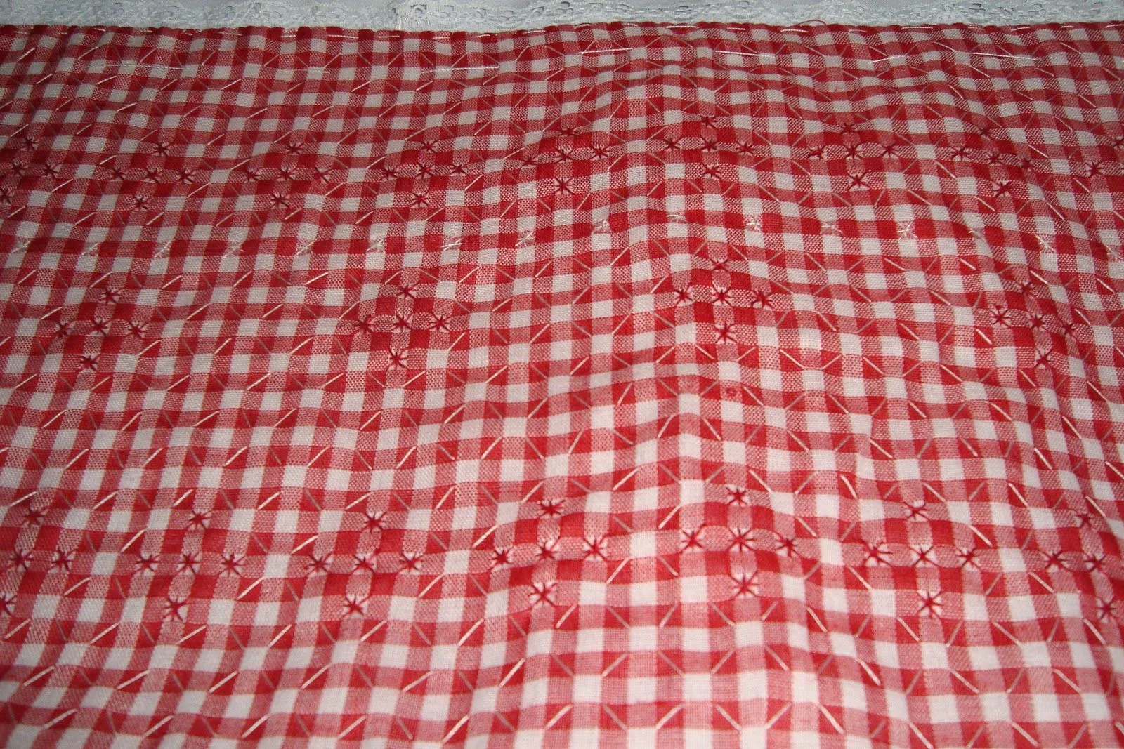 Casita de las Manualidades: Sabanilla Roja Puntada Española