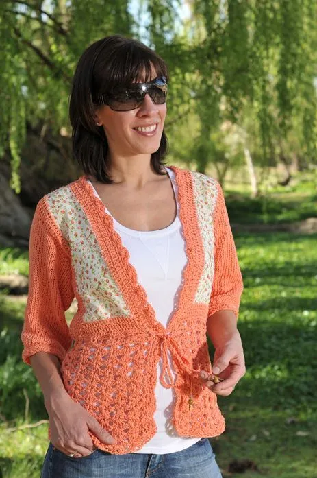 Saco tejido a crochet con aplique de tela estampada en el frente y ... Saco tejido a crochet con aplique de tela estampada en el frente y ...