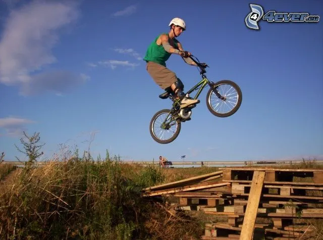 salto-en-la-bicicleta,-bmx- ...