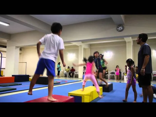 Saltos laterales para niños - Gimnasia artistica - Koala Kids Club ...