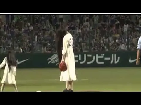 Samara, la niña de 'El Aro' jugando béisbol - YouTube