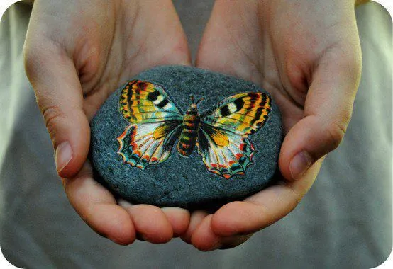 Sana Adicción: Mariposas pintadas sobre piedras Sana Adicción: Mariposas pintadas sobre piedras