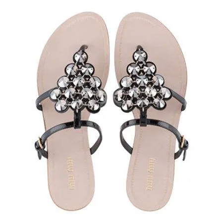 Sandalias planas Miu Miu con glitter y pedrería, un empeine ... Sandalias planas Miu Miu con glitter y pedrería, un empeine ...