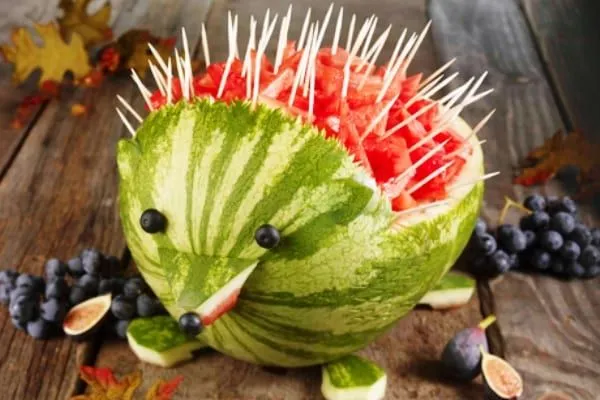 Sandía decorada en forma de erizo, arte con frutas - Recetín Sandía decorada en forma de erizo, arte con frutas - Recetín