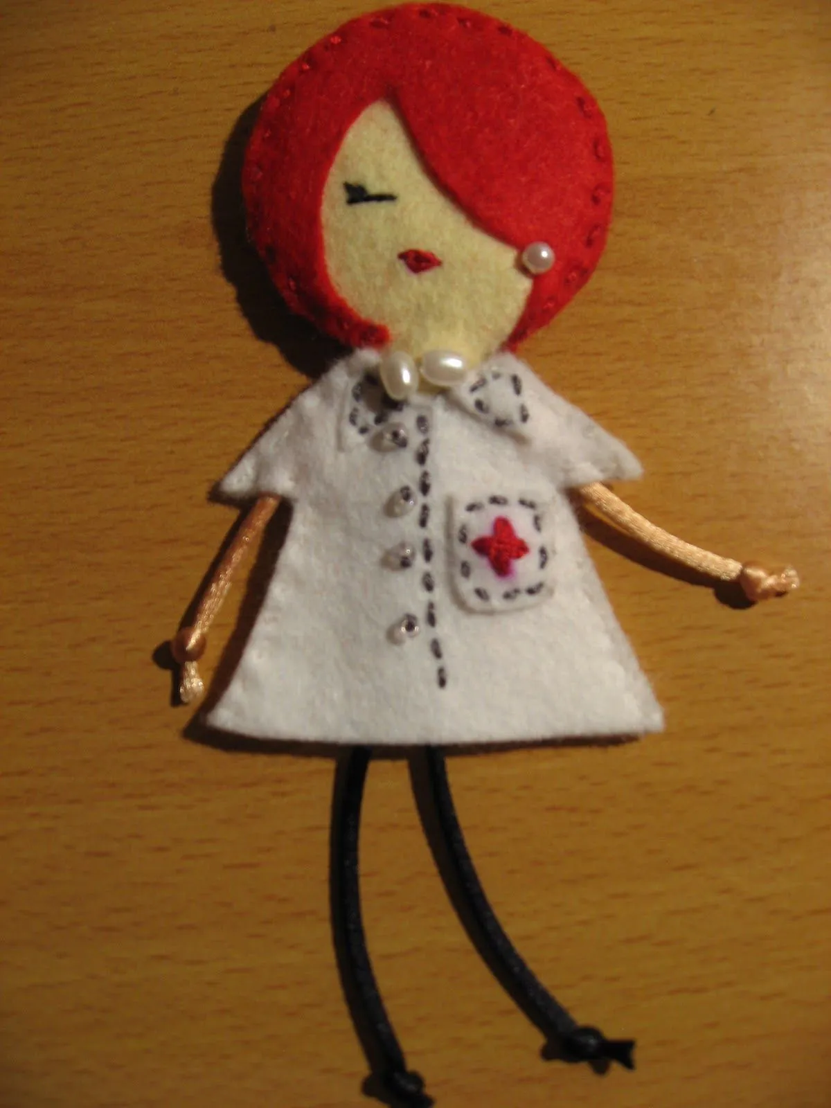 La Sargantana Azul: Broche enfermera fieltro La Sargantana Azul: Broche enfermera fieltro