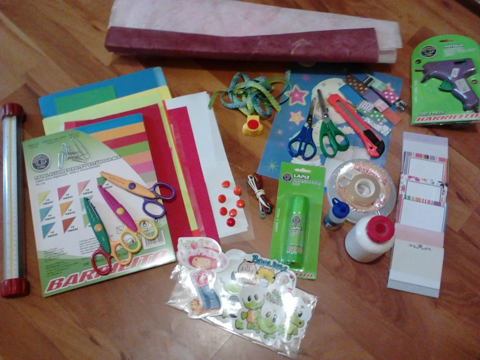 ScrapLaura: Materiales básicos para manualidades scrapbook ScrapLaura: Materiales básicos para manualidades scrapbook