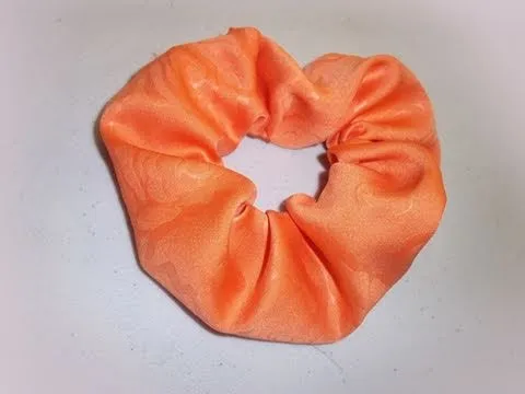 Cómo hacer un scrunchie o rosquilla para el cabello - YouTube Cómo hacer un scrunchie o rosquilla para el cabello - YouTube