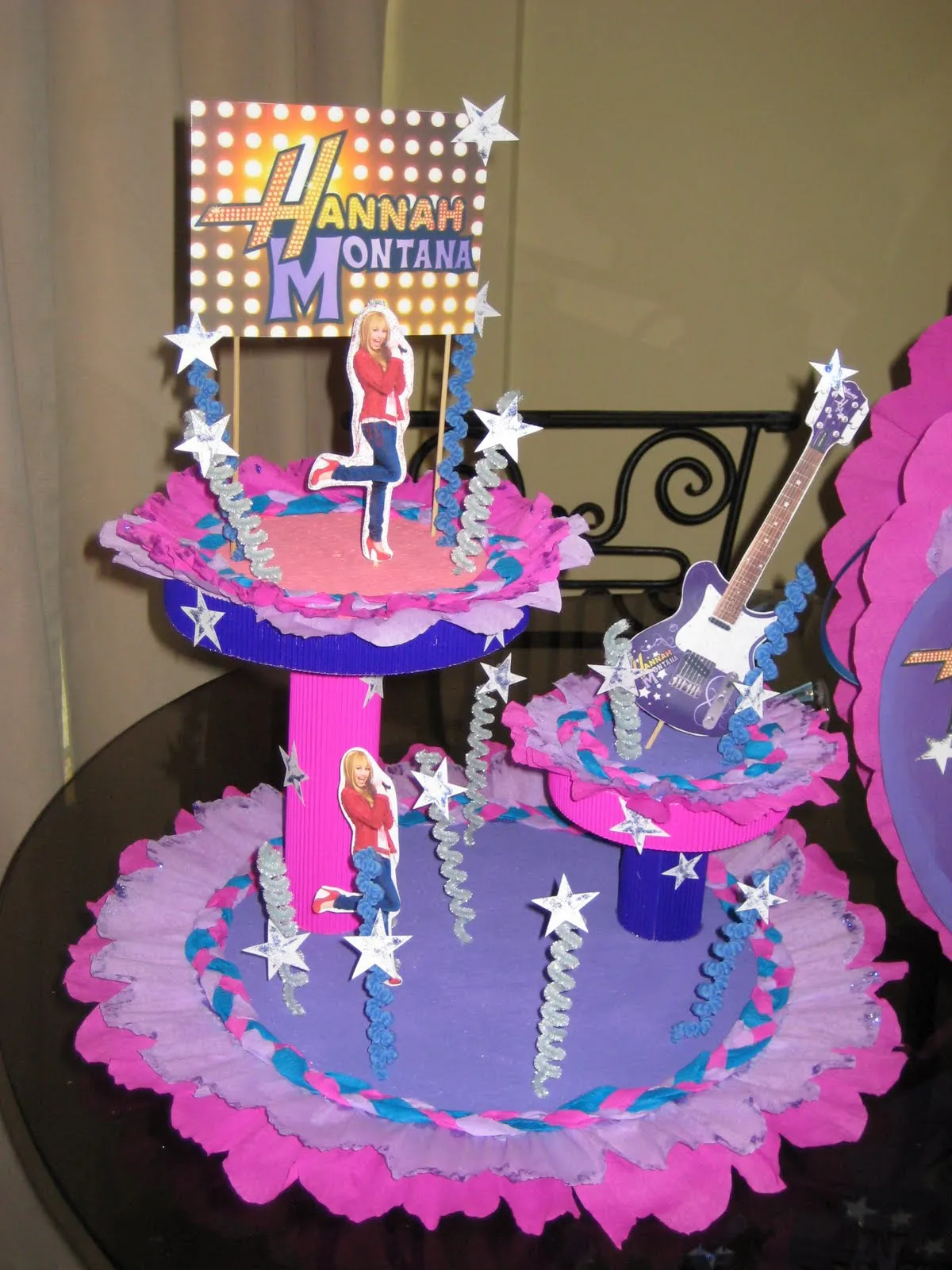 Sebastian me Inspira: Piñata y Chupetera Hanna Montana Sebastian me Inspira: Piñata y Chupetera Hanna Montana