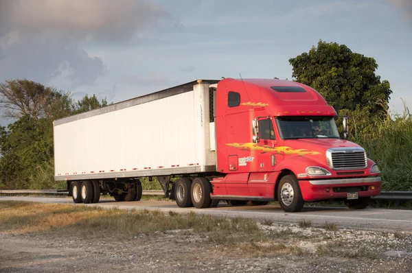 Semi-remolque del camión rojo Freightliner siglo clase — Foto ... Semi-remolque del camión rojo Freightliner siglo clase — Foto ...