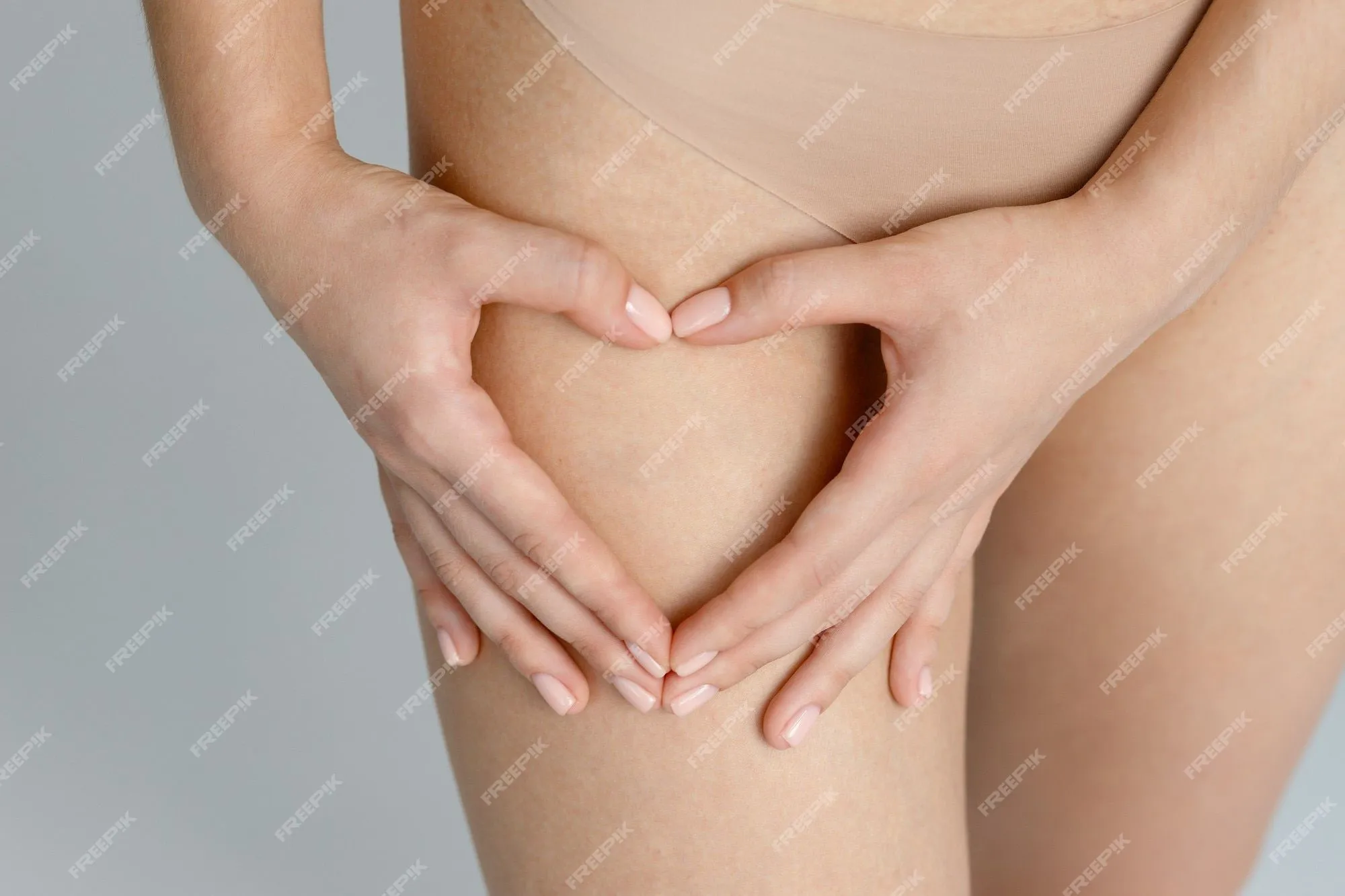 Señora con modelo de traje de baño beige aislado. modelo de traje de baño.  rio bottoms, brabrassiere. calzoncillos para niñas. ropa interior de traje  de baño para mujer | Foto Premium