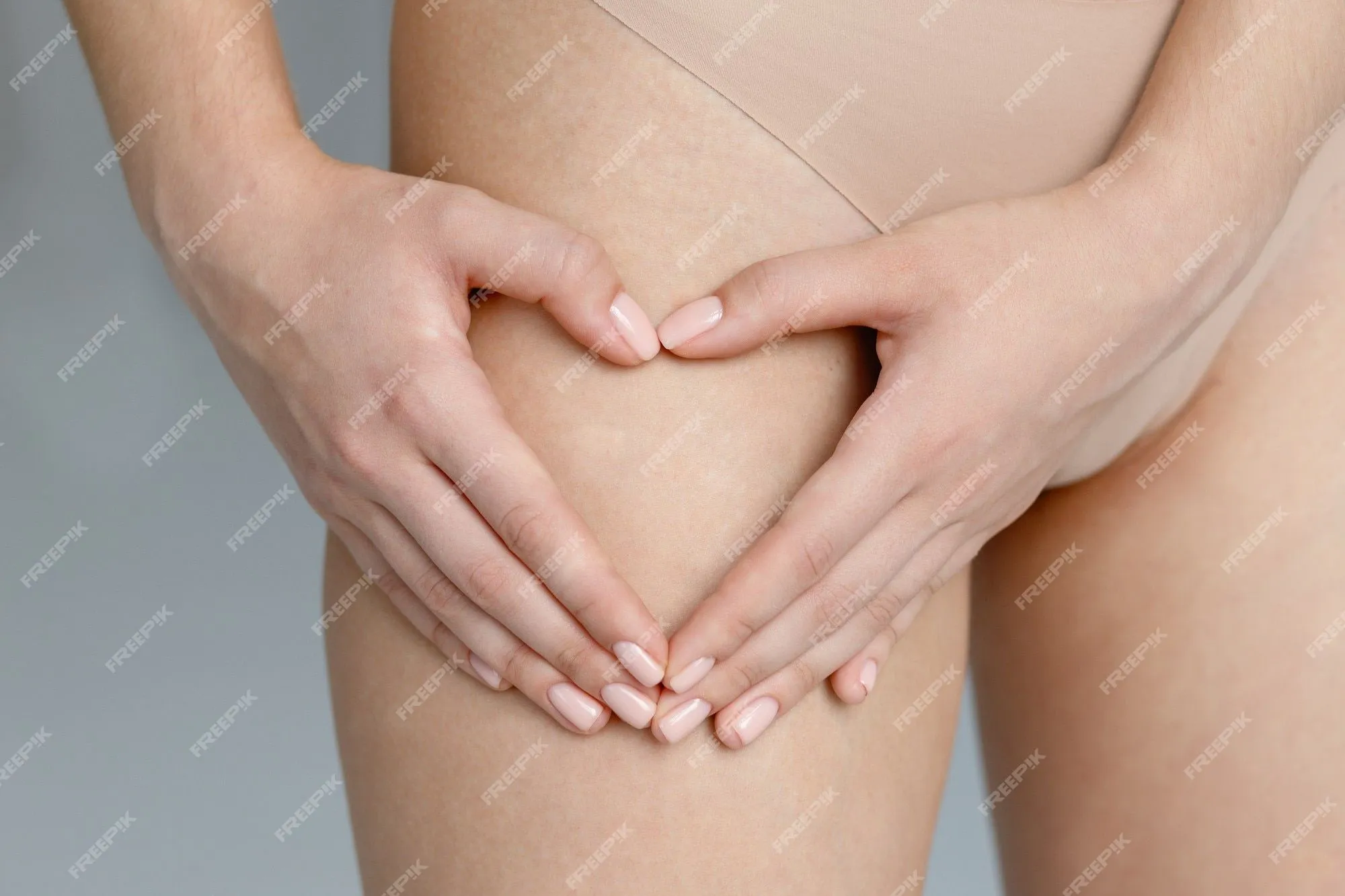 Señora con modelo de traje de baño beige aislado. modelo de traje de baño.  rio bottoms, brabrassiere. calzoncillos para niñas. ropa interior de traje  de baño para mujer | Foto Premium