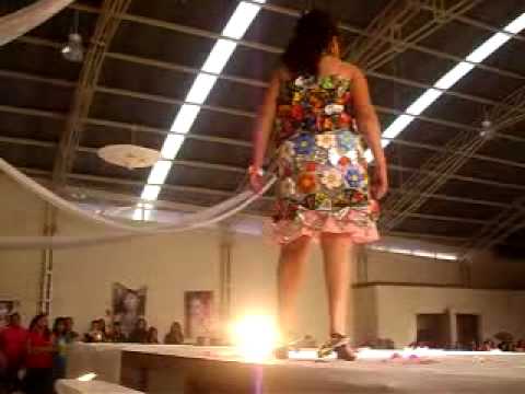 Señorita COBAEZ 2010 - PASARELA DE VESTIDOS RECICLADOS. - YouTube