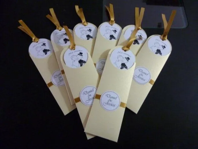 Separadores de libros como invitaciones de boda