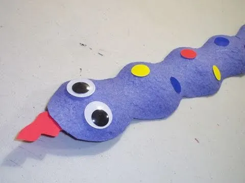 Cómo hacer una culebra con un cartón de frutas - YouTube