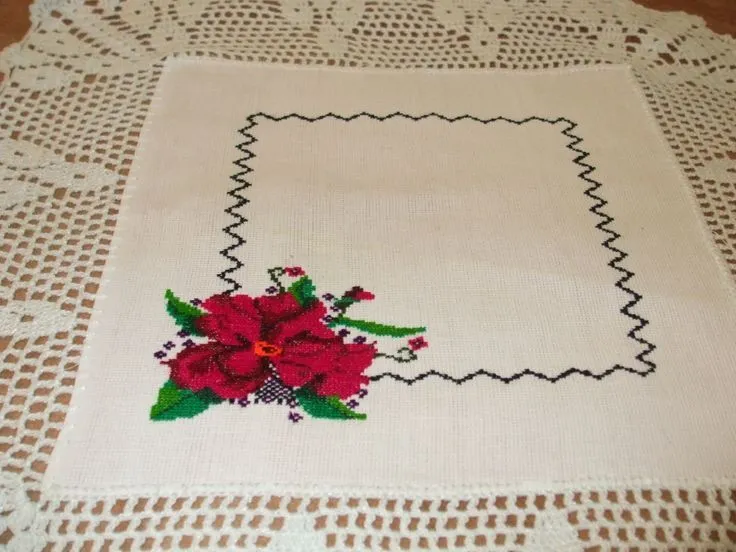 servilleta bordada en punto de cruz | Servilletas bordadas | Pinterest