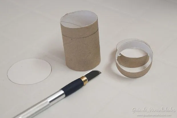 Servilleteros con pompones y tubos de cartón - Guía de MANUALIDADES