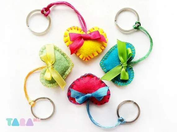 Set 4 Llaveros Corazón de Fieltro Colores Flúor por TaraHandmade Set 4 Llaveros Corazón de Fieltro Colores Flúor por TaraHandmade