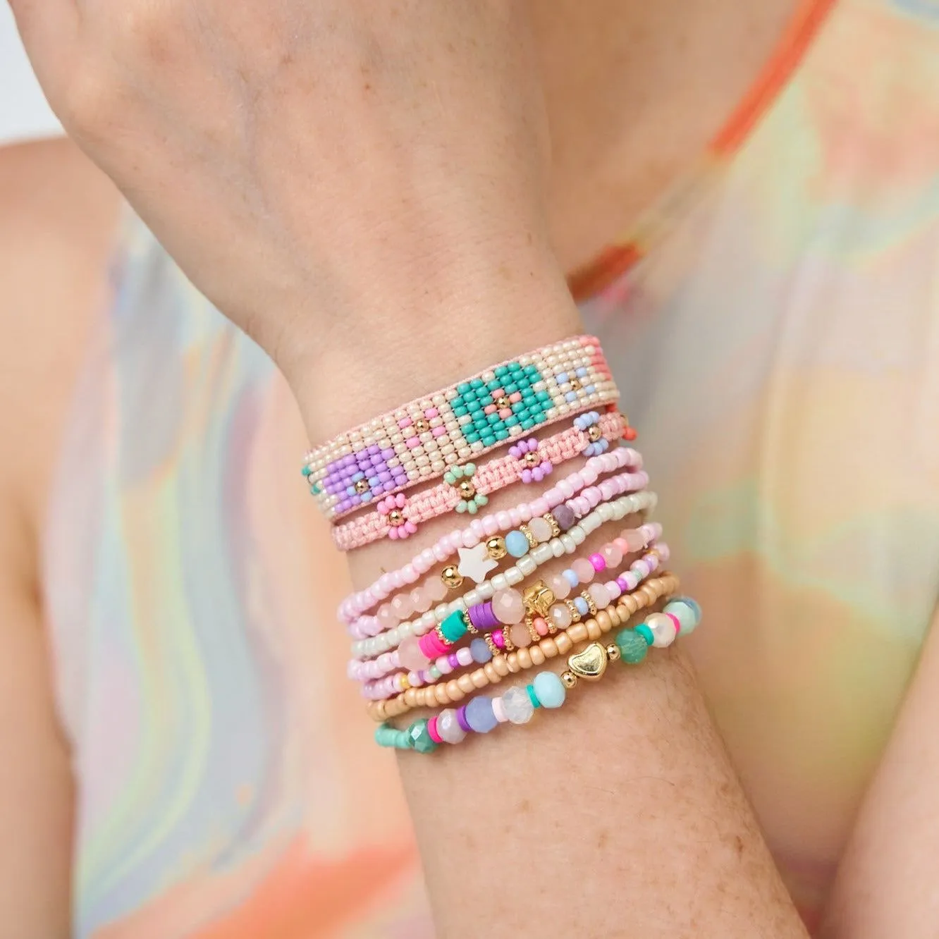 Set De Pulseras en Chaquiras Multicolor Floral – Bambú Rosa Joyas y Accesorios Set De Pulseras en Chaquiras Multicolor Floral – Bambú Rosa Joyas y Accesorios