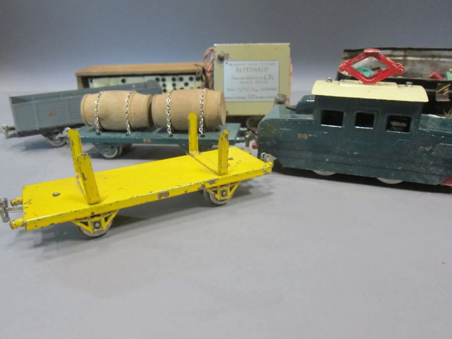 SGDG: locomotora con tres vagones, transformador Un jue… | Drouot.com SGDG: locomotora con tres vagones, transformador Un jue… | Drouot.com