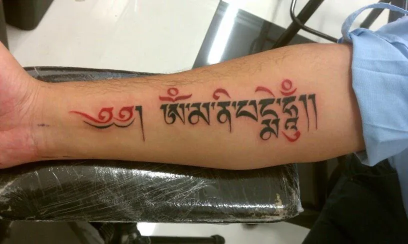 shen jones: letras tibetanas tattoo by Shen Jones