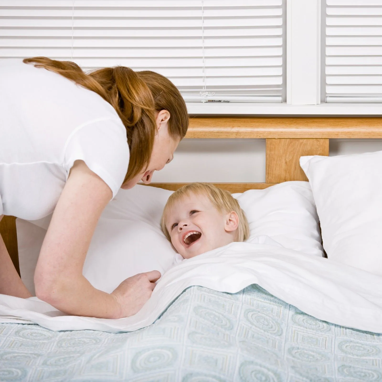 Niño despertando de la cama - Imagui