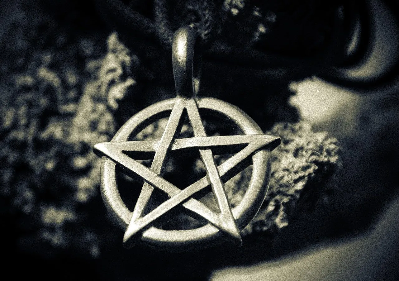 Qué significado tiene la estrella de 5 puntas en la brujería? - La Raza Qué significado tiene la estrella de 5 puntas en la brujería? - La Raza