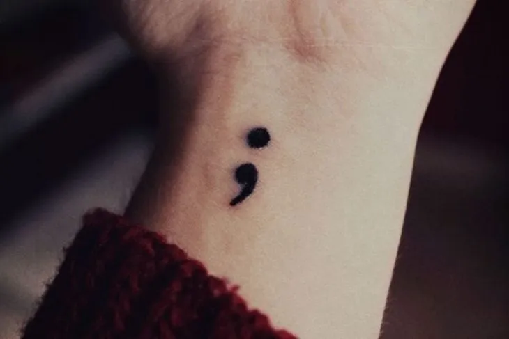 El significado detrás del tatuaje de punto y coma El significado detrás del tatuaje de punto y coma