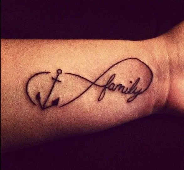 Signo Infinito con Ancla y Frase: Family - Tatuajes para Mujeres