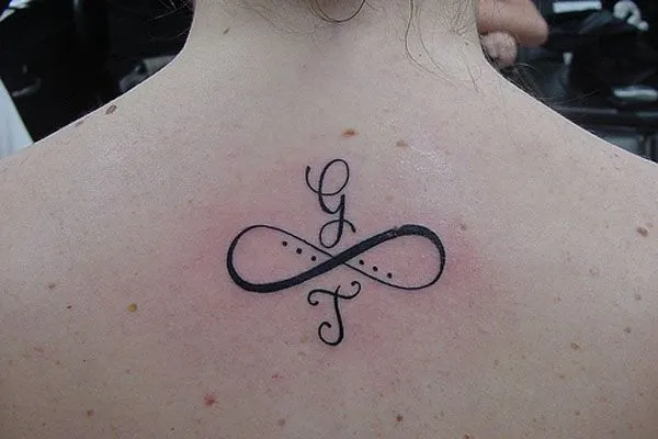 Signo Infinito con Inicial de Nombres