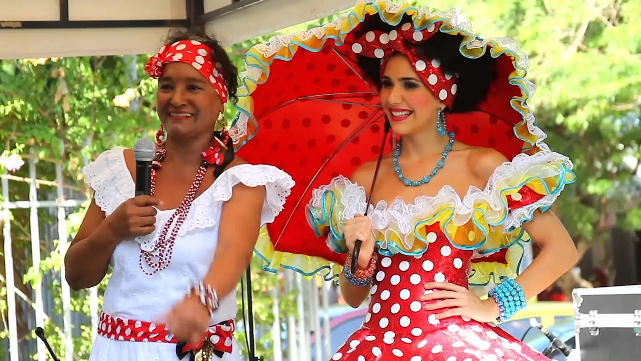 Sígueme El Paso con las Negritas puloy - YouTube