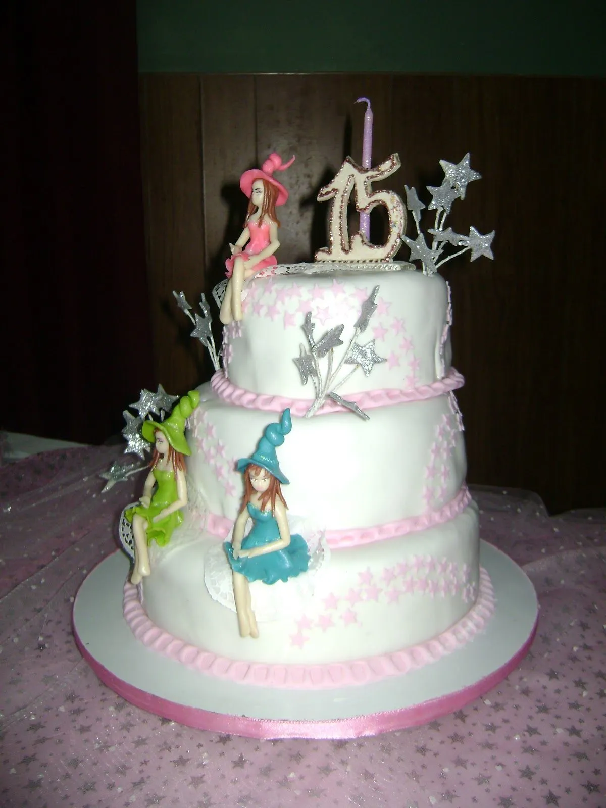 SIL TORTAS Y SOUVENIRS: TORTAS Y ADORNOS DE 15 AÑOS....