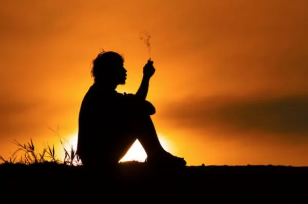 siluetas-al-atardecer-fumando.jpg