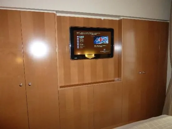 Small closet space on either side of TV: fotografía de Renaissance ...