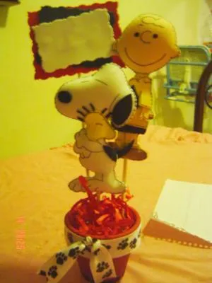  ... es un arreglo mas de Charlie Brown y Snoopy Hecho tambien de foami