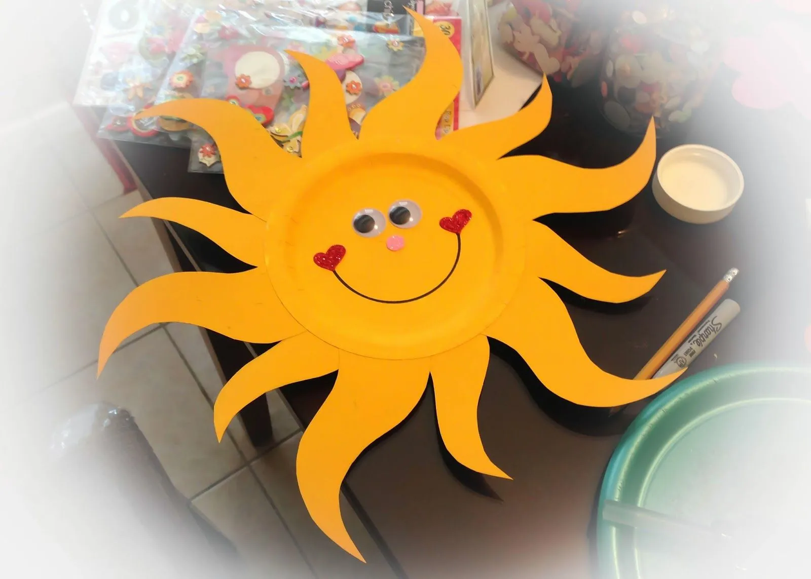 Con las manitas pintadas: Como hacer un sol con un plato desechable. Con las manitas pintadas: Como hacer un sol con un plato desechable.