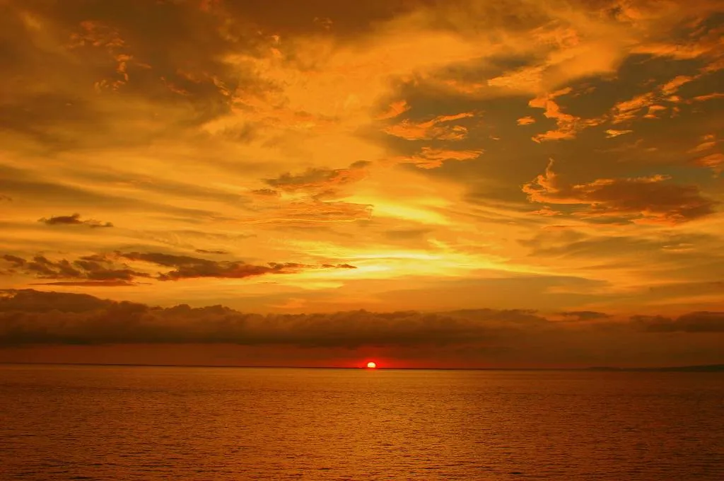 El sol juega a pintar atardeceres Gerardo Proal - Artelista. El sol juega a pintar atardeceres Gerardo Proal - Artelista.
