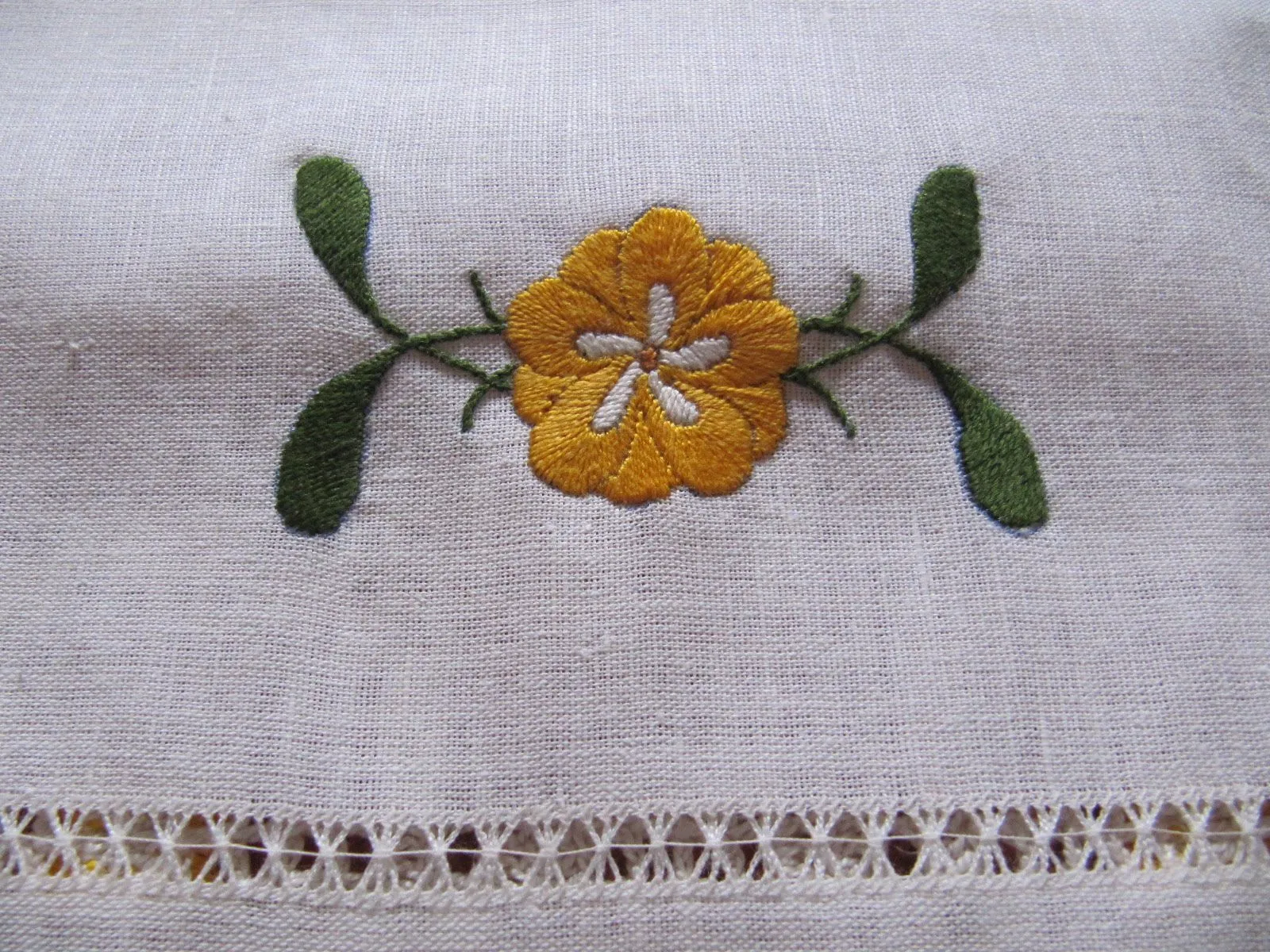SoloBordado: Flores Bordadas a Mano