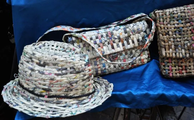 Sombrero y bolsos con papel de periódico reciclados | Borse ... Sombrero y bolsos con papel de periódico reciclados | Borse ...