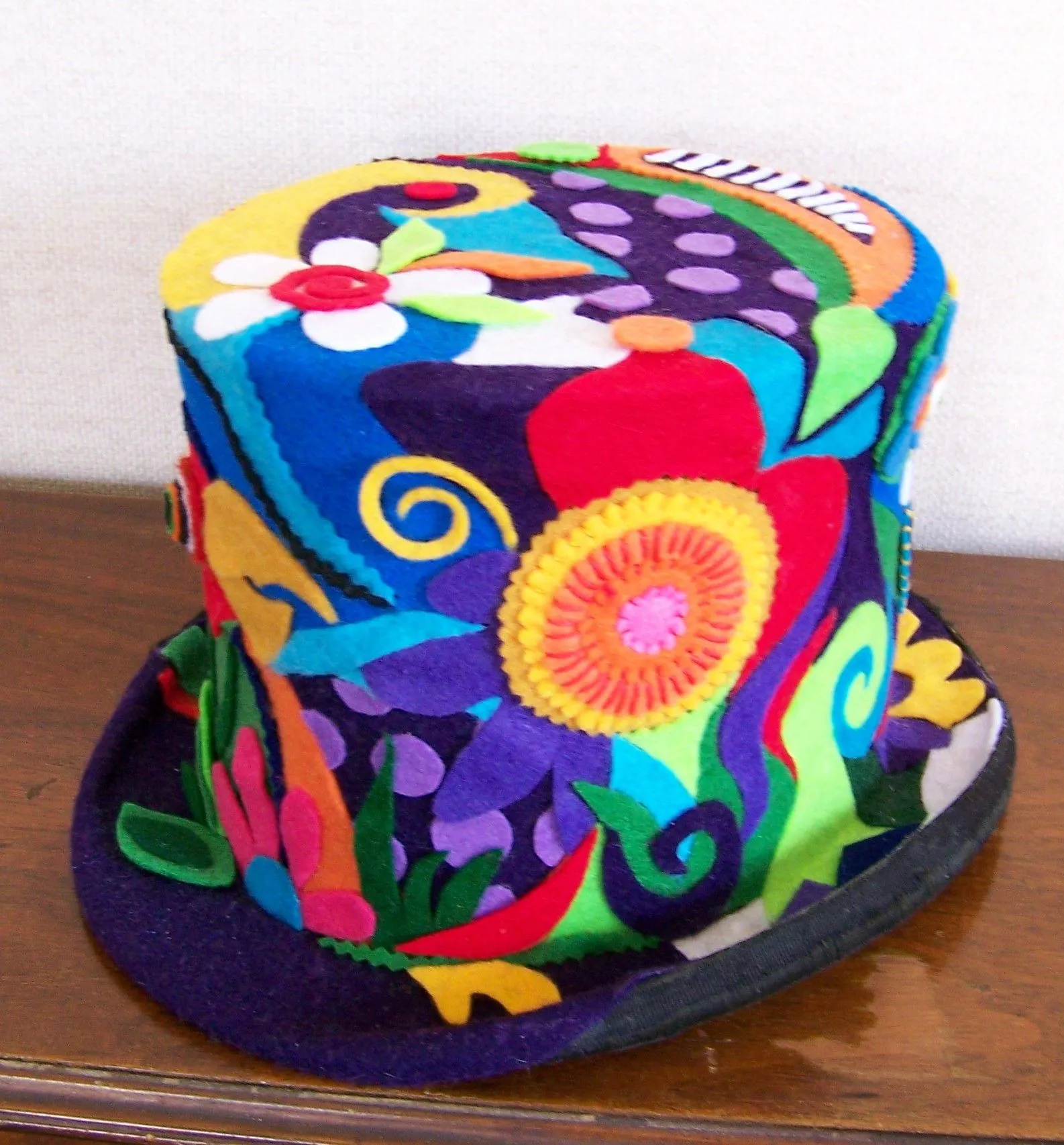 Sombrero de copa decorado con formas de fieltro | Broches de ... Sombrero de copa decorado con formas de fieltro | Broches de ...