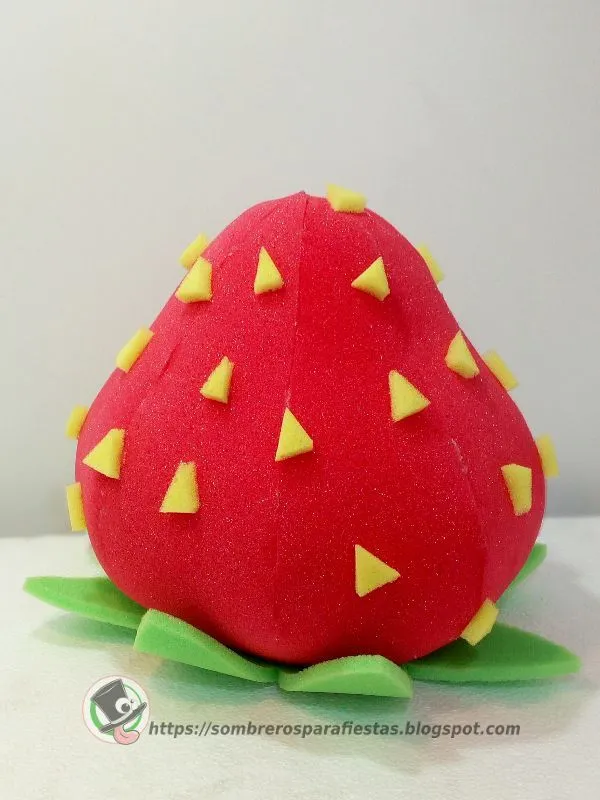 Sombrero de fresa | Sombreros para fiestas, Sombreros locos, Sombreros Sombrero de fresa | Sombreros para fiestas, Sombreros locos, Sombreros