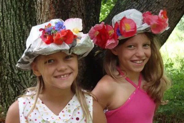 Sombreros de papel de periódico y flores - Manualidades de papel y ...