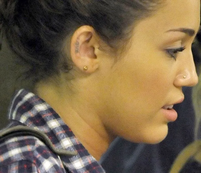SOÑANDO EN TECNICOLOR: EL NUEVO TATUAJE DE MILEY CYRUS SOÑANDO EN TECNICOLOR: EL NUEVO TATUAJE DE MILEY CYRUS