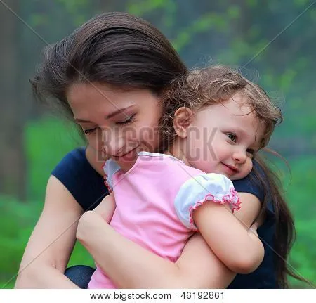 Sonriendo feliz madre y lindo niño niña abrazando al aire libre ... Sonriendo feliz madre y lindo niño niña abrazando al aire libre ...