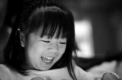 Sonrisas de niños en blanco y negro.
