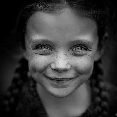 Sonrisas de niños en blanco y negro.