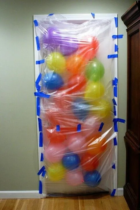 Sorpresa de cumpleaños. Puerta cerrada del cuarto, poner globos y ...