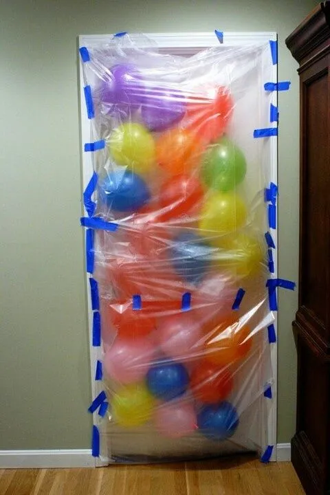 Sorpresa de cumpleaños. Puerta cerrada del cuarto, poner globos y ... Sorpresa de cumpleaños. Puerta cerrada del cuarto, poner globos y ...