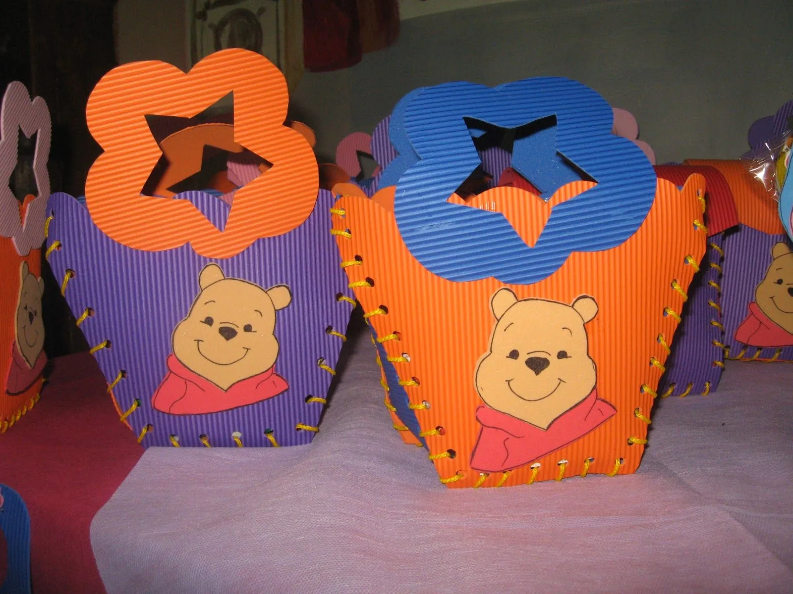 Como hacer souvenirs de Winnie de Pooh en goma eva - Imagui