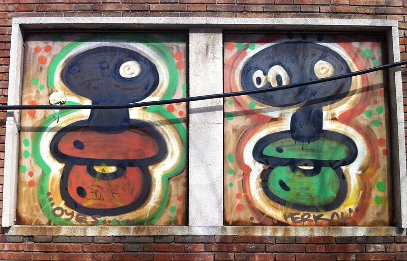 Street art y grafitis en Barcelona - El cerdo, el chupete y el ...