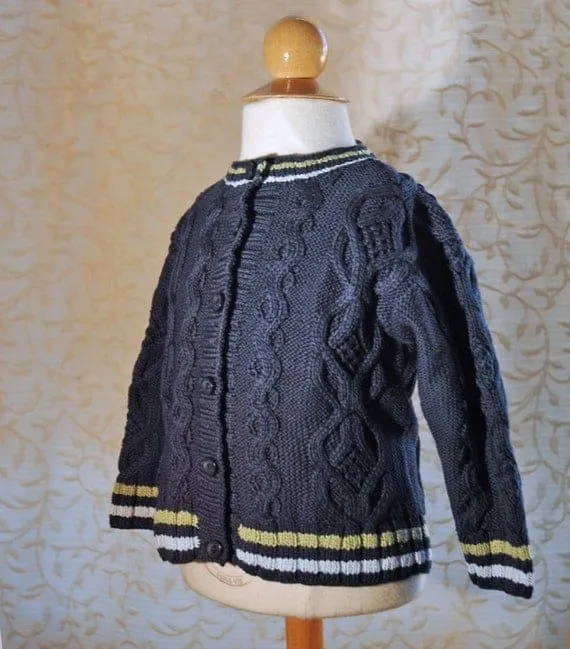 Sueter tejido con trenzas cables para bebe o niño por Renattoni Sueter tejido con trenzas cables para bebe o niño por Renattoni